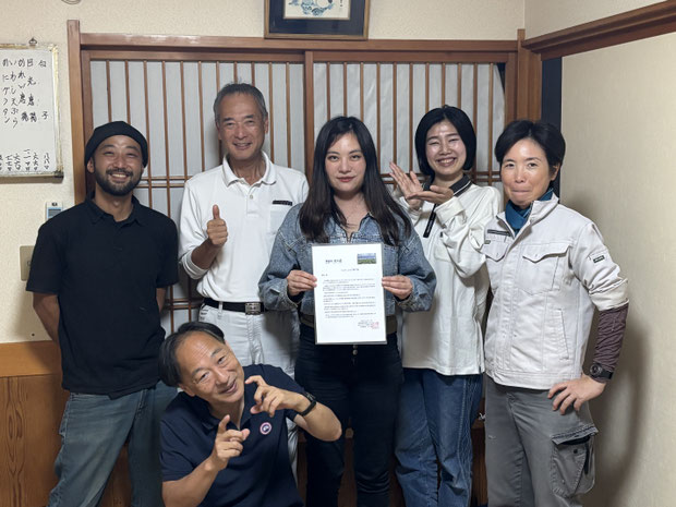 【インターン修了証を受け取る韓旭さん（写真中央）】