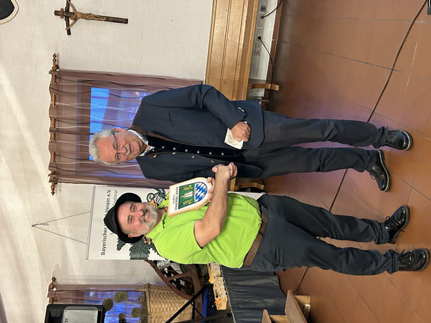 Landrat Josef Laumer überreicht Guido Haimerl das Landkreiswappen (Foto: Kerstin Bathon)