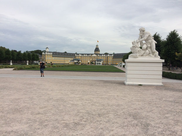 Noch ist der Schlossplatz verwaist. Ab Sonntag sieht das ganz anders aus! (Foto: LMK)