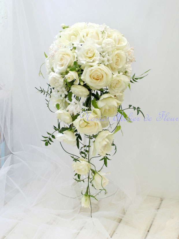 オフホワイトのばらと枝の花と葉 オフホワイトのばらと枝の花と葉 オフホワイトのばらと枝の花と