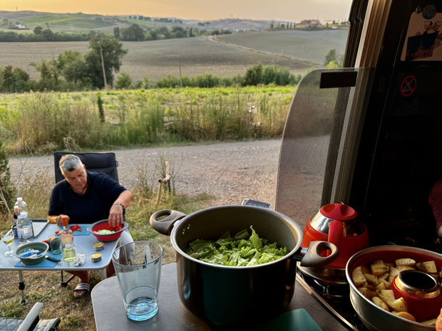 Abendesse zubereiten in toskanischer Landschaft