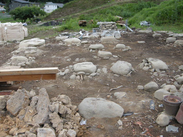 古民家の礎石　まるで遺跡のようです