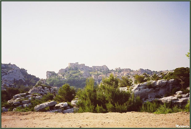 Les Baux-de-Provence sur son plateau rocheux (vue depuis le Val d'Enfer), Alpilles (13) 