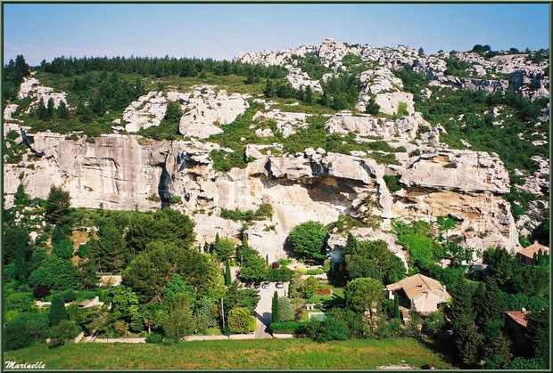 Vue panoramique sur l'illustre hôtel-restaurant "Oustaou de Baumanière" dans le village en contrebas depuis la cité des Baux-de-Provence, Alpilles (13)  