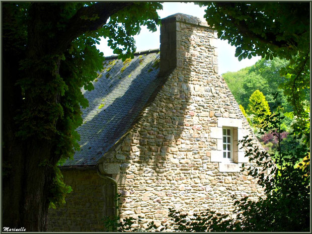 Le Manoir (vu depuis le sentier menant à la Vallée du Bas) - Les Jardins du Kerdalo à Trédarzec, Côtes d'Armor (22)