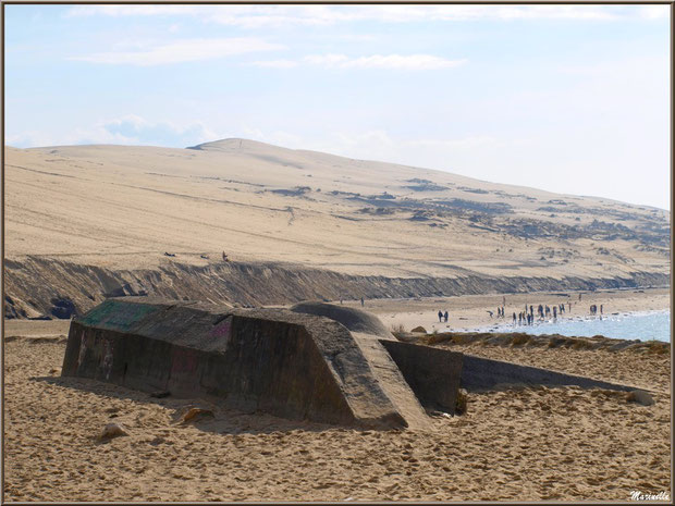 La Dune du Pyla, côté mer, accès depuis la plage de La Corniche à Pyla-sur-Mer, Bassin d'Arcachon (33) et, en première ligne, les vestiges d'un blockhaus