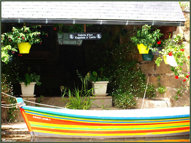  Ancien lavoir fleuri et son canot multicolore en bordure du Trieux, Pontrieux, Côte d'Armor (22) 