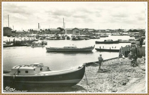 Gujan-Mestras autrefois : Port de Larros avec sa petite plage, côté darse principale, en bas de la Jetée du Christ, Bassin d'Arcachon (carte postale, collection privée)