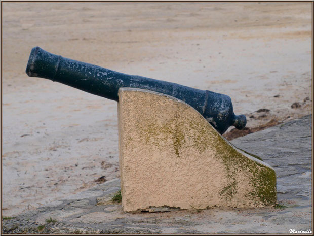 Un des deux canons sur un côté de la jetée à Arès (Bassin d'Arcachon)