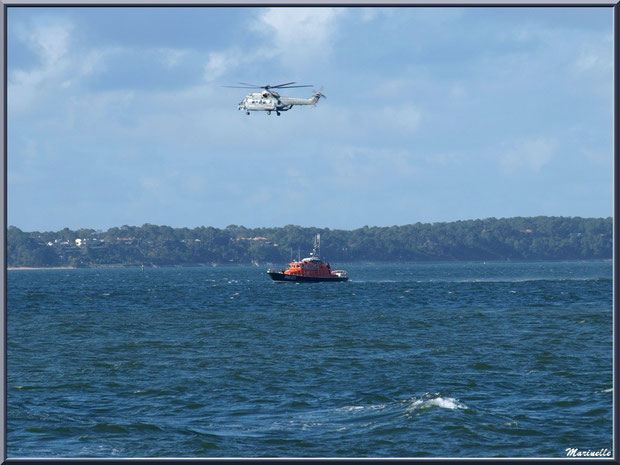 Exercice d'hélitroyage par les sauveteurs en mer au large d'Arcachon, Bassin d'Arcachon (33)