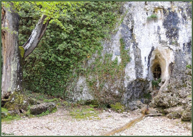 La source miraculeuse de l'Ermitage Saint Gens, village de Le Beaucet, Lubéron (84)
