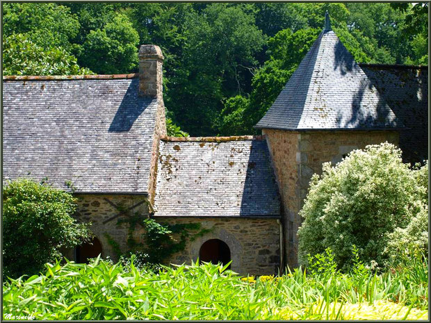 Le Manoir : un bâtiment annexe à l'entrée dans un écrin de végétation - Les Jardins du Kerdalo à Trédarzec, Côtes d'Armor (22)