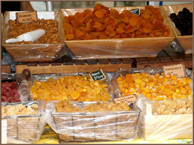 Marché de Provence, mardi matin à Vaison-la-Romaine, Haut Vaucluse (84), étal de fruits confits