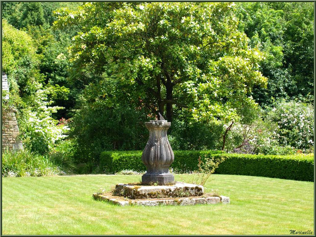 Jardin à l'entrée, face au Manoir - Les Jardins du Kerdalo à Trédarzec, Côtes d'Armor (22)