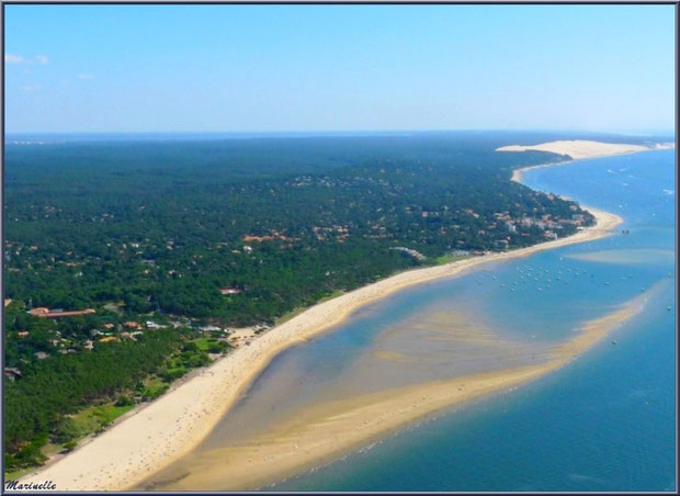 Le Bassin et le rivage d'Arcachon avec ses quartiers Péreire et Le Moulleau puis, en fond, la Corniche du Pyla et la Dune du Pyla, Bassin d'Arcachon (33) vu du ciel