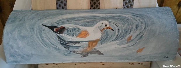 L'Atelier à JLA - "Mouette au fil de l'eau" - Peinture sur tuile ostréicole (Bassin d'Arcachon)