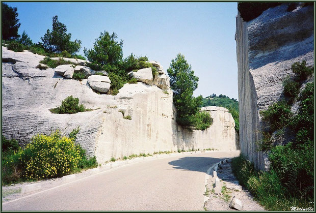 Le Val d'Enfer avec sa route taillée dans les rochers, Baux-de-Provence, Alpille (13) 