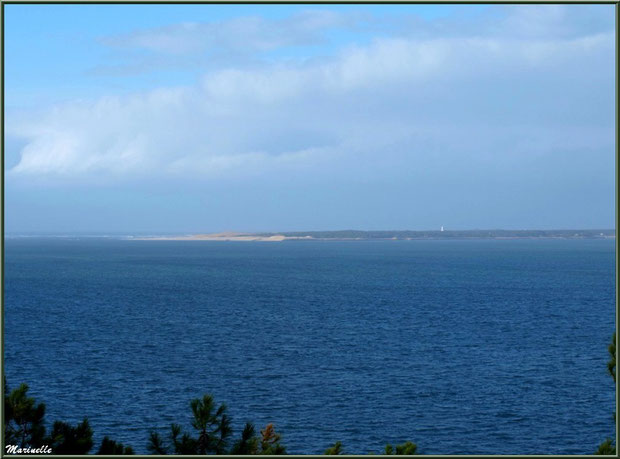 La pointe du Cap Ferret entre Bassin et Océan Atlantique vue depuis La Corniche à Pyla-sur-Mer, Bassin d'Arcachon (33)