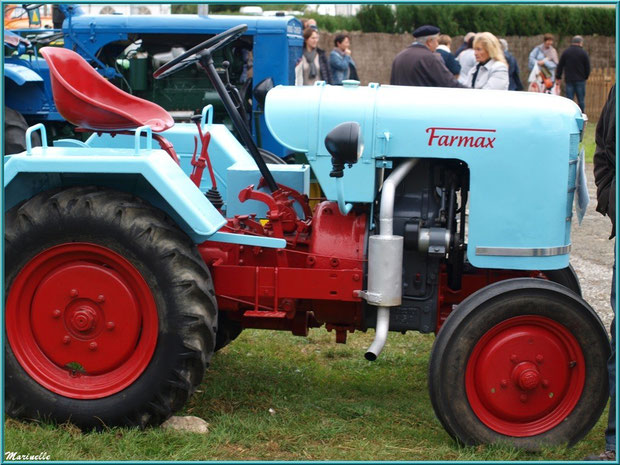 Exposition tracteurs anciens, ici Société Française modèle 1956, Fête au Fromage, Hera deu Hromatge, à Laruns en Vallée d'Ossau (64)