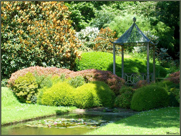 Le Canal avec son bassin, sa pagode et sa végétation luxuriante - Les Jardins du Kerdalo à Trédarzec, Côtes d'Armor (22)