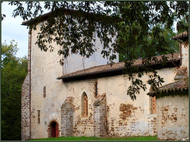 Eglise St Michel du Vieux Lugo  à Lugos (Gironde) : façade Sud, l'entrée et son clocher