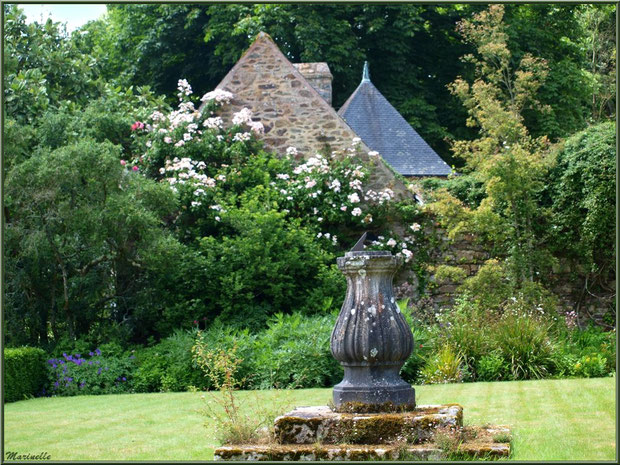 Jardin à l'entrée, face au Manoir - Les Jardins du Kerdalo à Trédarzec, Côtes d'Armor (22)