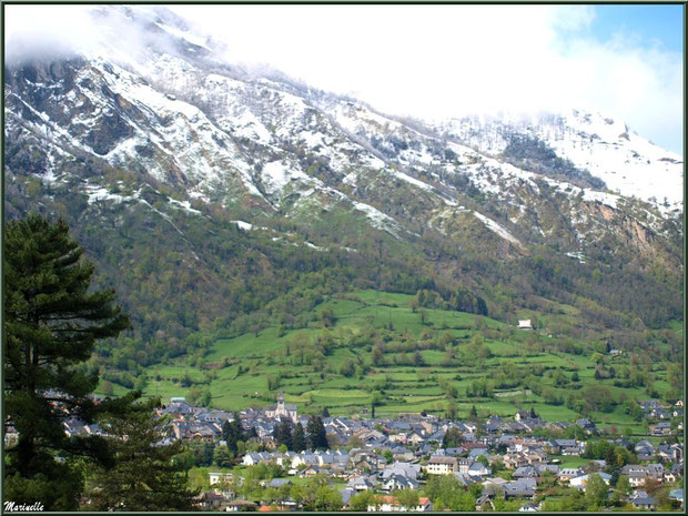 Le village de Laruns au pied des Pyrénées, Vallée d'Ossau (64)