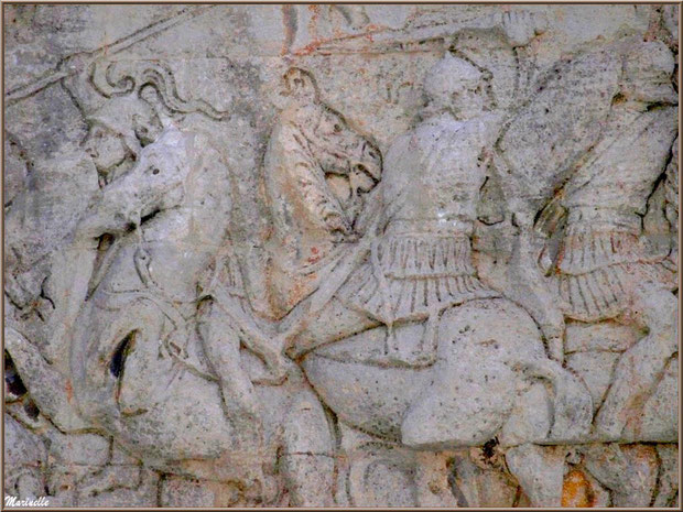 Détail sculptures bas relief du socle au Mausolée des Jules aux Antiques à Saint Rémy de Provence, Alpilles (13)