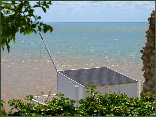 Un carrelet à ponton en bord de la Gironde à Talmont-sur-Gironde, Charente-Maritime