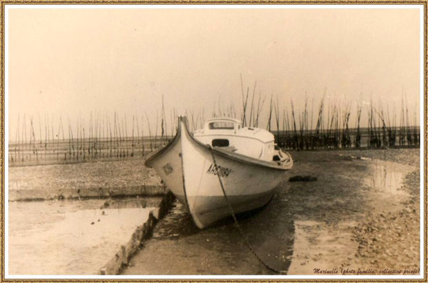 Gujan-Mestras autrefois : Pinasse "Lady" sur un parc à huître à marée basse, 2ème pinasse à mon grand-père, Bassin d'Arcachon (photo famille, collection privée) 