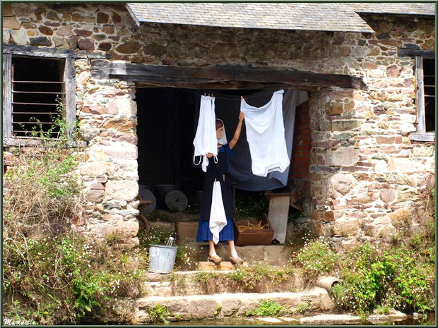 Lavoir et scène lavandière reconstituée sur Le Trieux, Pontrieux, Côte d'Armor (22) 