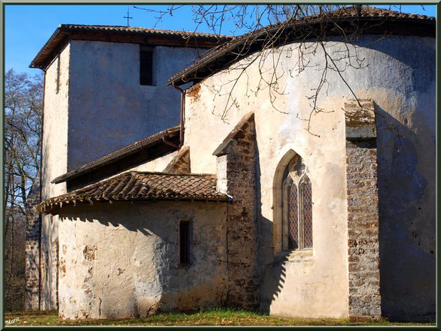 Eglise St Michel du Vieux Lugo à Lugos (Gironde) : façade Sud-Est, choeur en premier plan, clocher en fond 