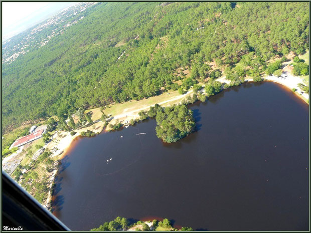 Le Lac de la Magdeleine à Gujan-Mestras vu du ciel (Bassin d'Arcachon), en amorçant un virage