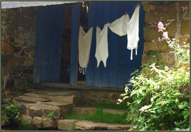 Lavoir et scène lavandière reconstituée sur Le Trieux, Pontrieux, Côte d'Armor (22) 