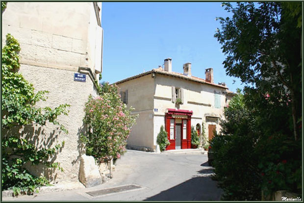 Ruelle, maisons et commerce à Fontvielle dans les Alpilles (Bouches du Rhône)
