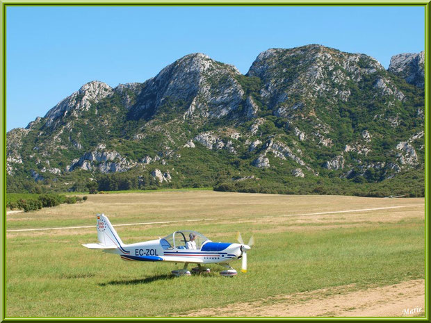 Un avion sur la piste de l'aérodrome de Romanin avec les Alpilles pour décor à Saint Rémy de Provence (13)