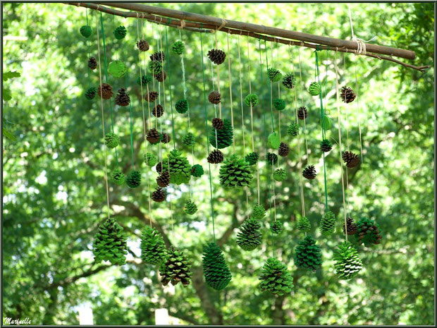 Suspension décorative entre les arbres à la Fête de la Nature 2013 au Parc de la Chêneraie à Gujan-Mestras (Bassin d'Arcachon) 