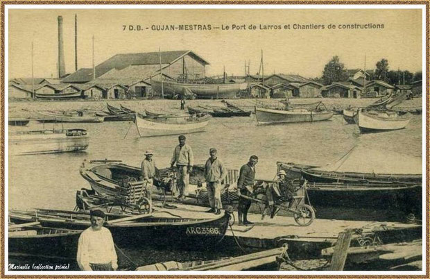 Gujan-Mestras autrefois : Ostréiculteurs dans la darse principale du Port de Larros et chantiers de constructions navales en fond, Bassin d'Arcachon (carte postale, collection privée)