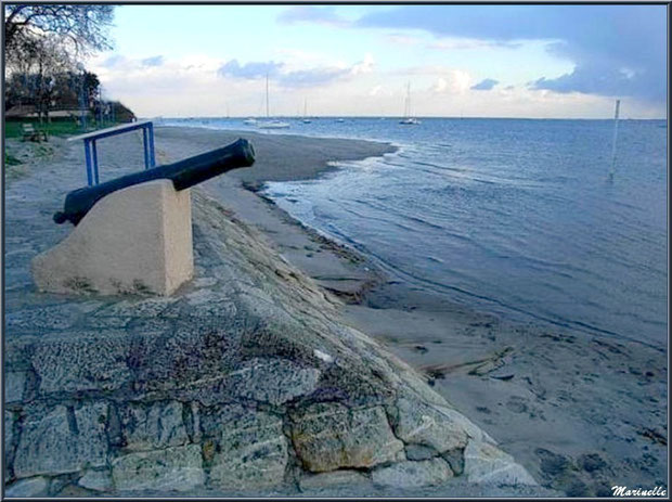 Un des deux canons sur un côté de la jetée à Arès (Bassin d'Arcachon)