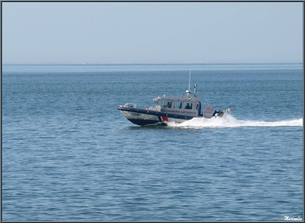 Vedette de la Gendarmerie Nationale sur le Bassin vue depuis la jetée de La Corniche à Pyla-sur-Mer, Bassin d'Arcachon (33) : même là, ils veillent !