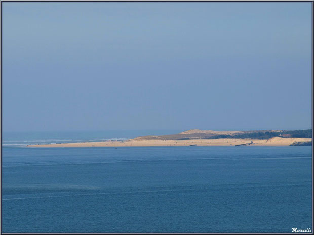 La pointe du Cap Ferret entre Bassin et Océan Atlantiqaue vue depuis jetée promenade de La Corniche à Pyla-sur-Mer, Bassin d'Arcachon (33)