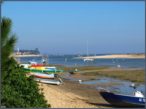 A l'horizon, la jetée (débarcadère) "Bélisaire" se jetant dans le Bassin (Cap Ferret) vue depuis "'Le Mimbeau"