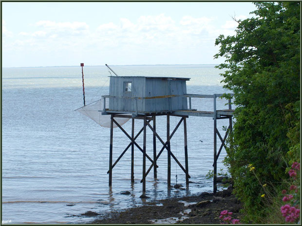 Un carrelet à ponton en bord de la Gironde à Talmont-sur-Gironde, Charente-Maritime