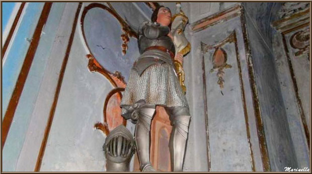 Statue de Jeanne d'Arc à l'intérieur de l'église romane Saint Romain, village du Lioux, Lubéron (84)
