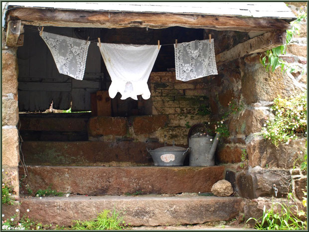 Lavoir et scène lavandière reconstituée sur Le Trieux, Pontrieux, Côte d'Armor (22) 