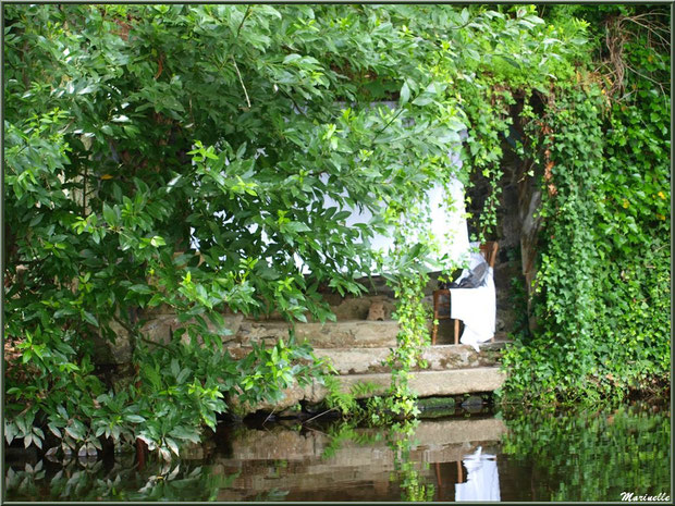 Cachés dans la verdure, lavoir et scène lavandière reconstituée sur Le Trieux, Pontrieux, Côte d'Armor (22)