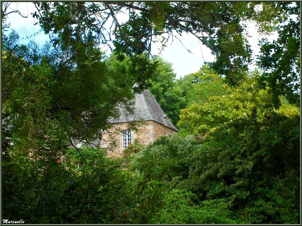 Le Manoir derrière la végétation - Les Jardins du Kerdalo à Trédarzec, Côtes d'Armor (22)