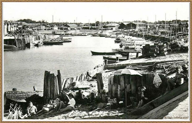 Gujan-Mestras autrefois : en 1963, Port de Larros avec sa petite plage, côté darse principale, en bas de la Jetée du Christ, Bassin d'Arcachon (carte postale, collection privée)