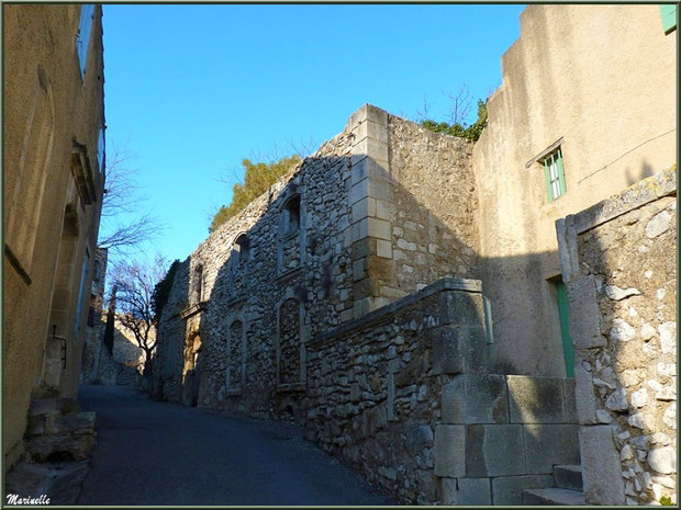 Ruelle et vielles pierres au village d'Eygalières dans les Alpilles, Bouches du Rhône