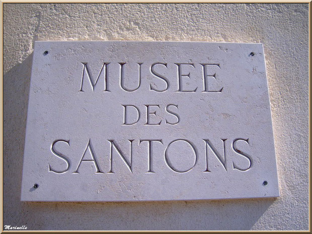 Plaque à l'entrée du Musée des Santons, Baux-de-Provence, Apilles (13)